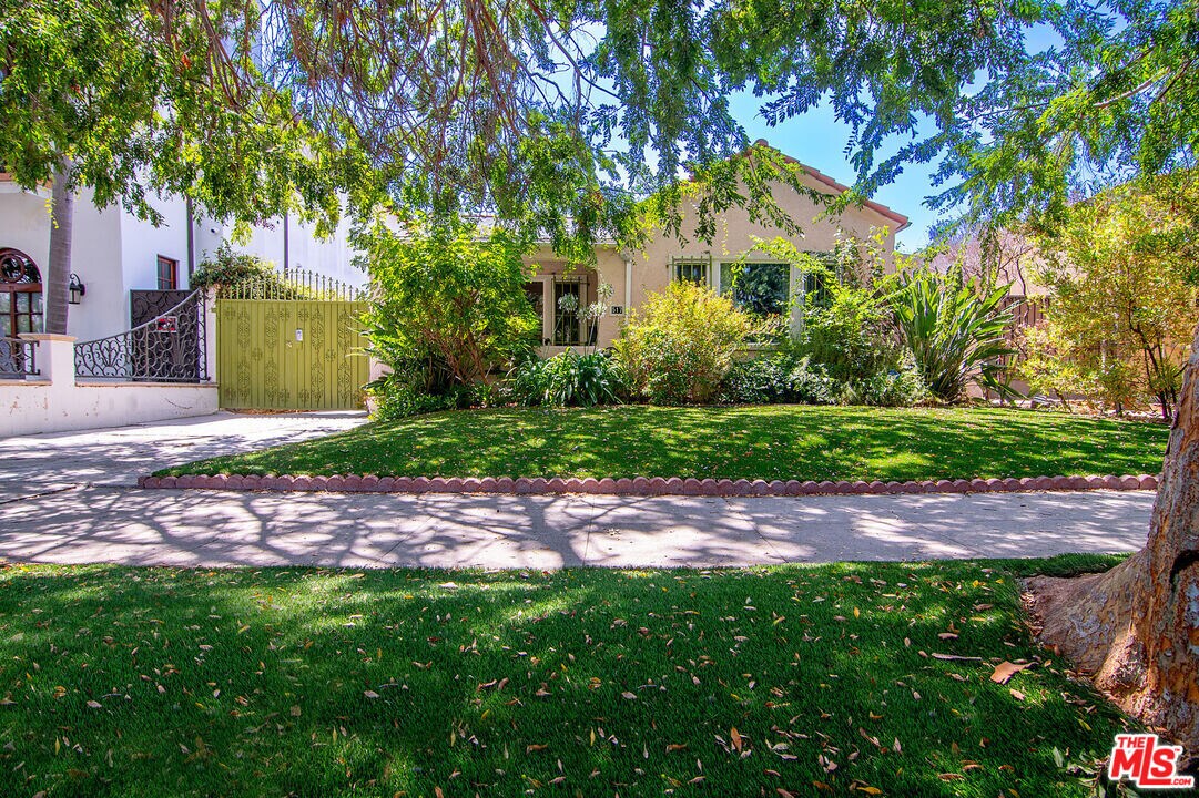 517 N Poinsettia Pl in Los Angeles, CA - Building Photo