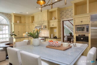 637 Valley Rd in New Canaan, CT - Building Photo - Building Photo