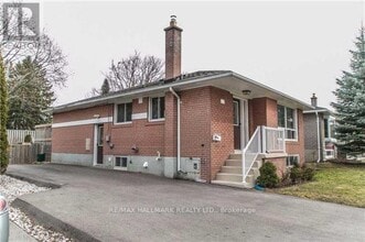 61 Aurora Heights Dr in Aurora, ON - Building Photo - Building Photo