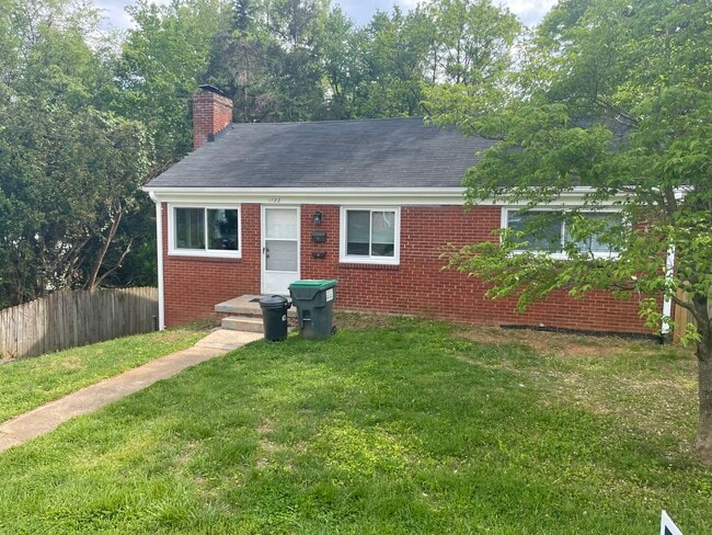 1122 Forest Hills Ave, Unit A in Charlottesville, VA - Foto de edificio - Building Photo