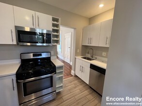 13 Pleasant St, Unit 1 in Cambridge, MA - Building Photo - Building Photo