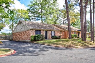 The Q's at Towne Oaks in Longview, TX - Building Photo - Building Photo