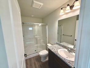 1125 Annalise St in Central Point, OR - Building Photo - Building Photo