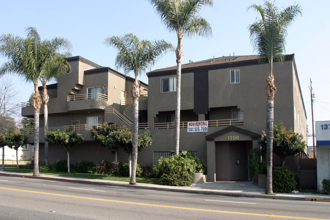 1396 Redondo Ave in Long Beach, CA - Building Photo