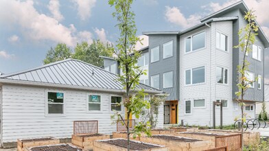 3455 SE Gladstone St-Unit -202 in Portland, OR - Foto de edificio - Building Photo