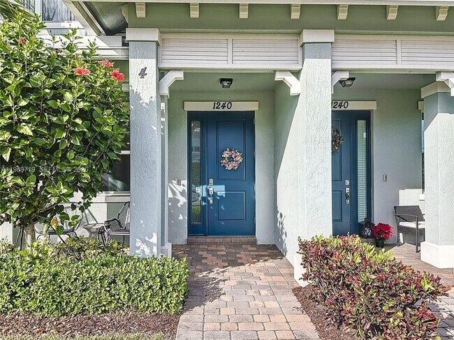 1240 Eucalyptus Dr in Hollywood, FL - Building Photo - Building Photo