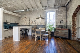Crown Mill Village Lofts in Dalton, GA - Foto de edificio - Interior Photo