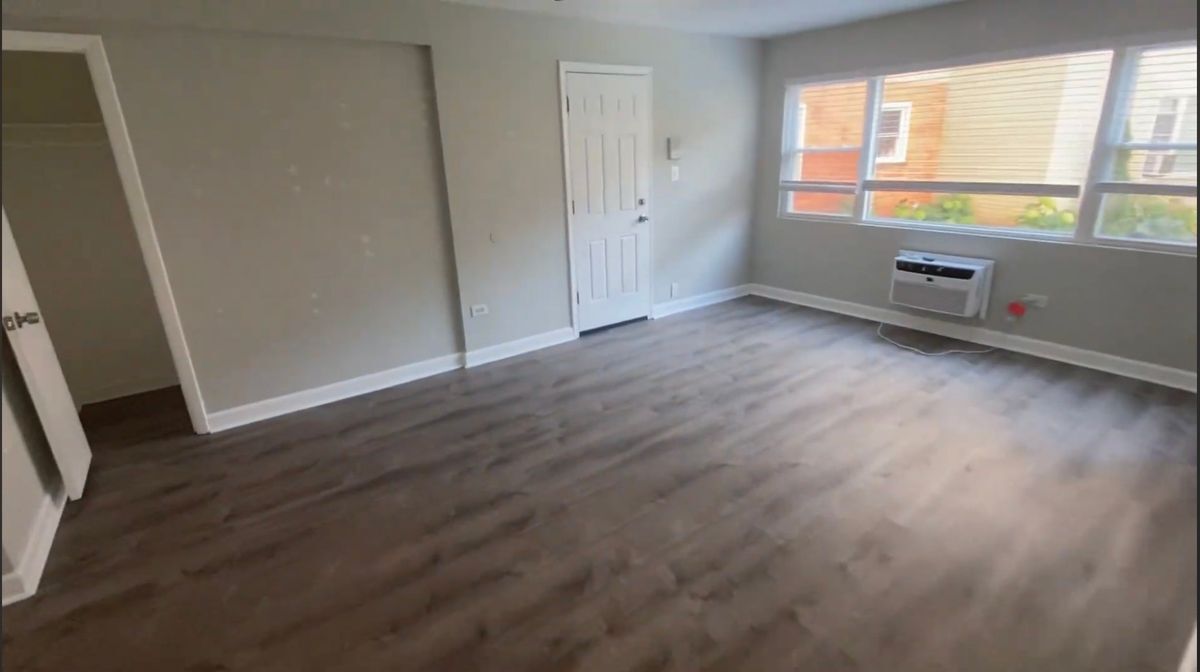 1321 W Sherwin Ave in Chicago, IL - Building Photo