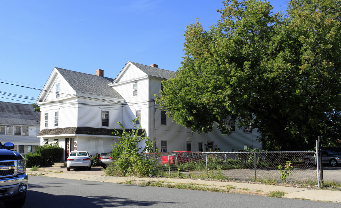 11 Court St in Milford, MA - Foto de edificio