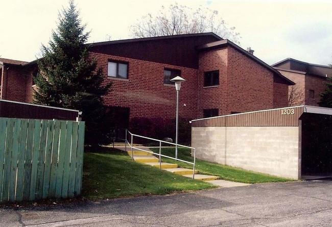 Roselawn Apartments in La Porte, IN - Foto de edificio - Building Photo