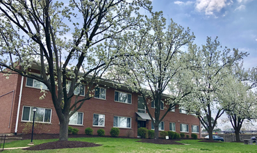 Olive Pointe Apartments in Olivette, MO - Foto de edificio - Building Photo