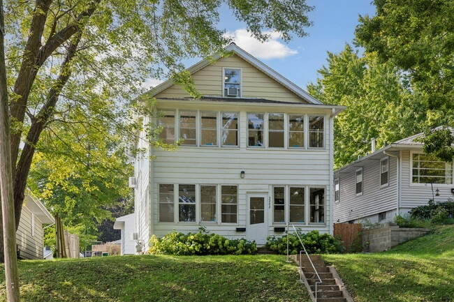 3242 Hayes St NE, Unit 2