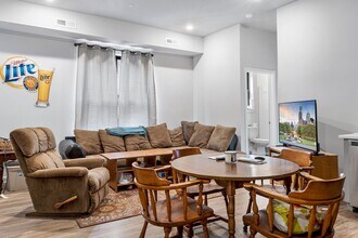 5102 Rochelle Ave in Philadelphia, PA - Foto de edificio - Interior Photo