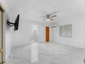 3333 SW 1st St in Miami, FL - Foto de edificio - Building Photo