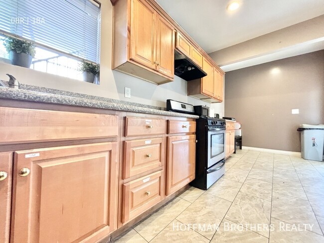 2422 Venice Blvd. in Los Angeles, CA - Foto de edificio - Building Photo