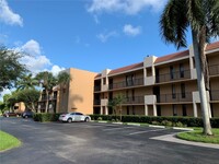 5832 Coral Lake Dr in Margate, FL - Foto de edificio - Building Photo