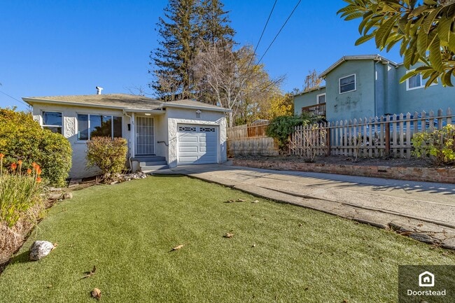 711 Smith Ave in Pinole, CA - Foto de edificio - Building Photo