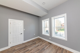 2713 W Gladys Ave, Unit 1 in Chicago, IL - Foto de edificio - Building Photo