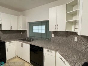 2392 Coral Springs Dr in Coral Springs, FL - Foto de edificio - Building Photo