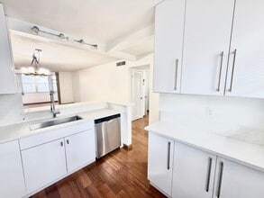 901 NE 14th Ave, Unit 104 in Hallandale Beach, FL - Building Photo - Building Photo