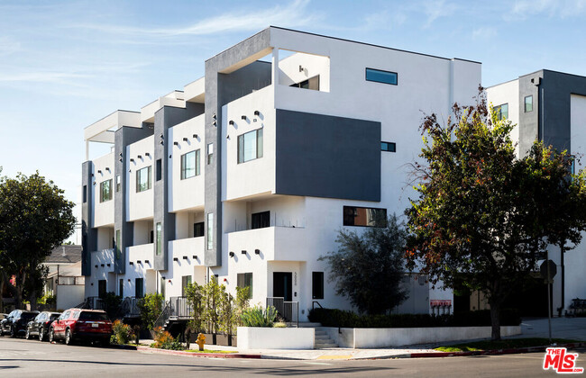 493 N St Andrews Pl in Los Angeles, CA - Foto de edificio - Building Photo