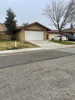 2320 Pinon Springs Cir in Bakersfield, CA - Building Photo