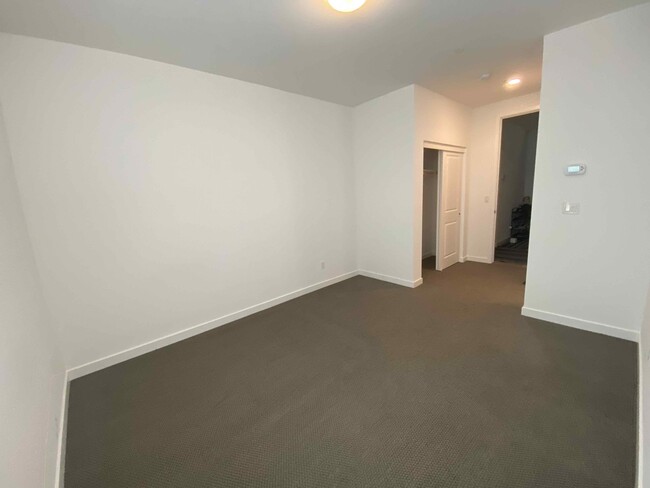 5801 Sterling St, Unit 1 in Dublin, CA - Foto de edificio - Building Photo