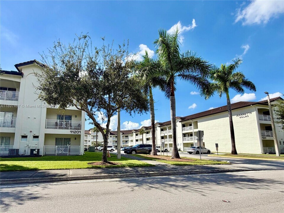 11201 NW 89th St in Doral, FL - Building Photo