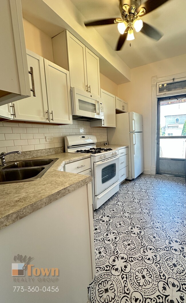 6689 N Olmsted Ave, Unit 1F in Chicago, IL - Building Photo - Building Photo