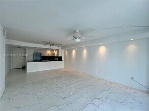 5838 Collins Ave, Unit 14D in Miami Beach, FL - Foto de edificio - Building Photo