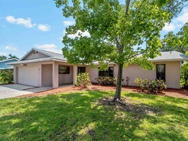 8429 Cypress Lake Cir in Sarasota, FL - Building Photo