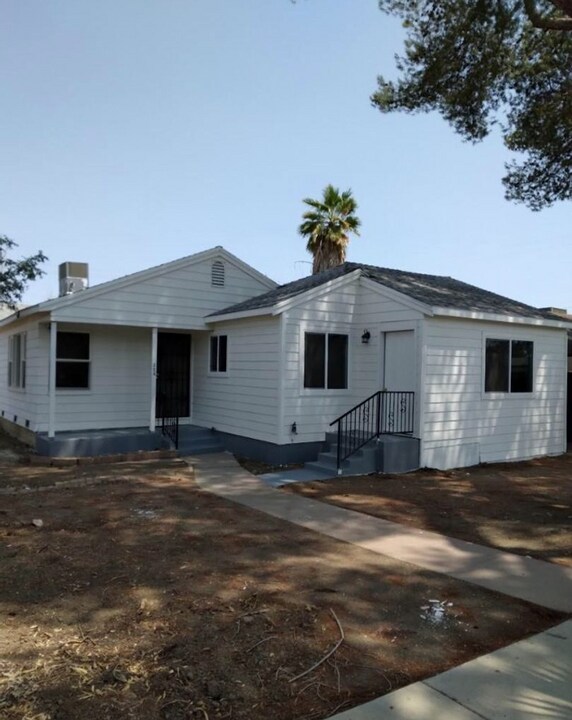 324 W Adams St in Coalinga, CA - Building Photo