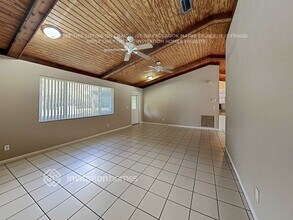 9210 SW 49th St in Cooper City, FL - Foto de edificio - Building Photo