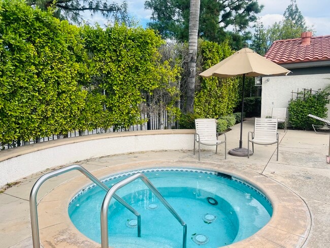 19225 Index St in Porter Ranch, CA - Foto de edificio - Building Photo