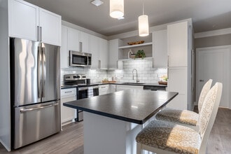 The Monarch in Des Plaines, IL - Foto de edificio - Building Photo