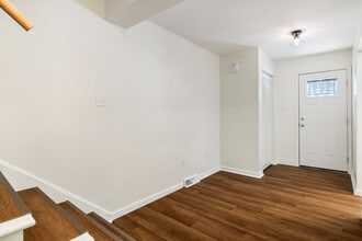 215 Oakview Dr, Unit 2 in Ligonier, PA - Foto de edificio - Building Photo