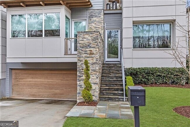 2496 Oostanaula Dr NE in Brookhaven, GA - Foto de edificio - Building Photo