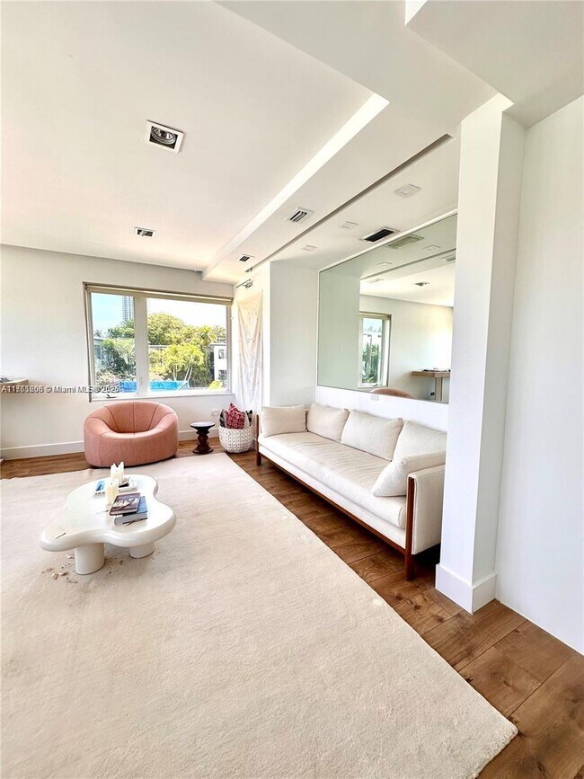 4710 Pine Tree Dr, Unit 49 in Miami Beach, FL - Building Photo - Building Photo