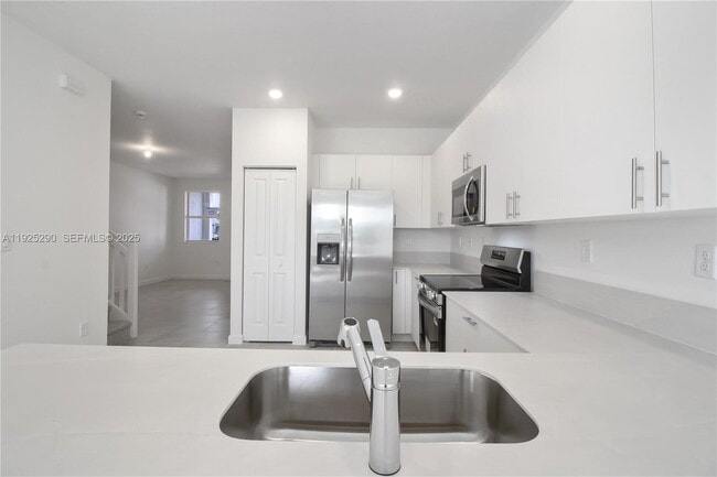 2747 SE 25th Ave in Homestead, FL - Foto de edificio - Building Photo