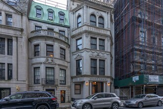 4 E 64th St in New York, NY - Building Photo - Building Photo