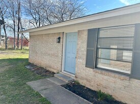 836 N Meadows Dr in Austin, TX - Building Photo