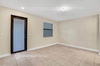 10437 NW 82nd St in Doral, FL - Foto de edificio - Building Photo