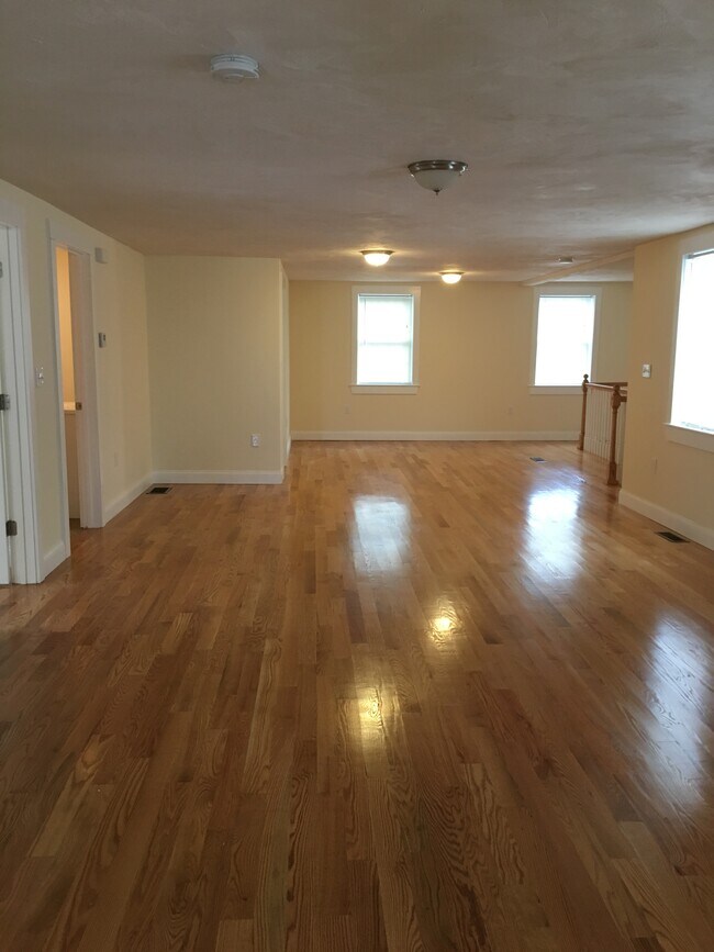 67 Varney St, Unit 2 in Lowell, MA - Foto de edificio - Building Photo