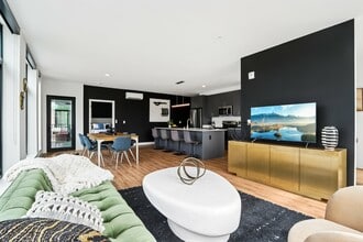 Nova in Milwaukee, WI - Foto de edificio - Building Photo