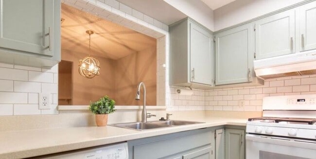 property at 1749 Beechwood Cir S