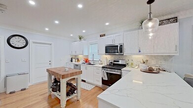 32 Woodrow Ave in Newton, MA - Building Photo - Building Photo
