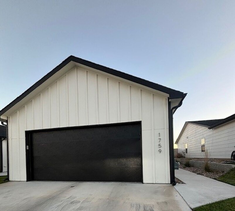 1741-1743 S Hickory Creek Ct in Wichita, KS - Foto de edificio