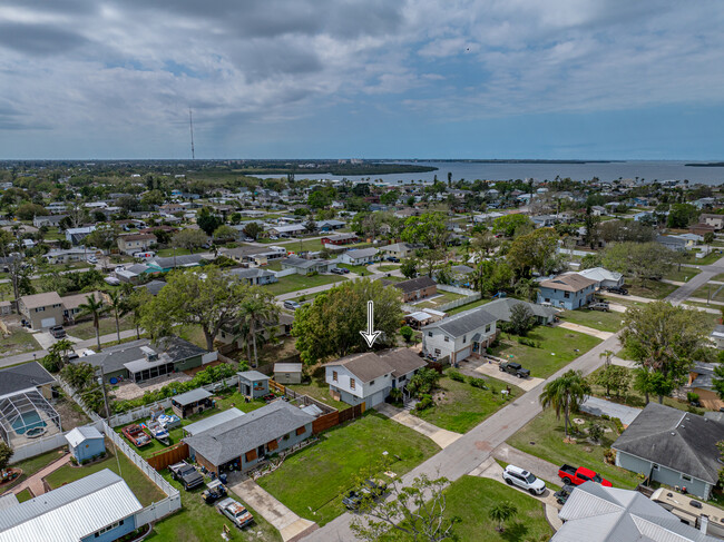 403 48th Street Ct W in Palmetto, FL - Foto de edificio - Building Photo