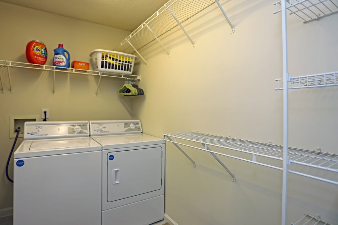 Addison Point in Greensboro, NC - Foto de edificio