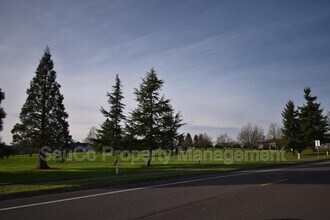 2485 Meridian Dr in Woodburn, OR - Building Photo - Building Photo